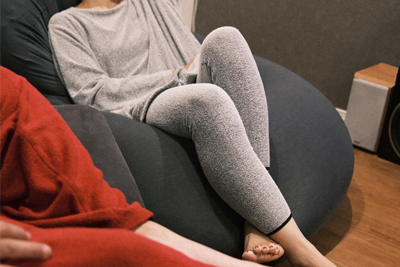 レギンスの意外な万能っぷり！外でも家でも大活躍する1枚、あなたはどう使う？